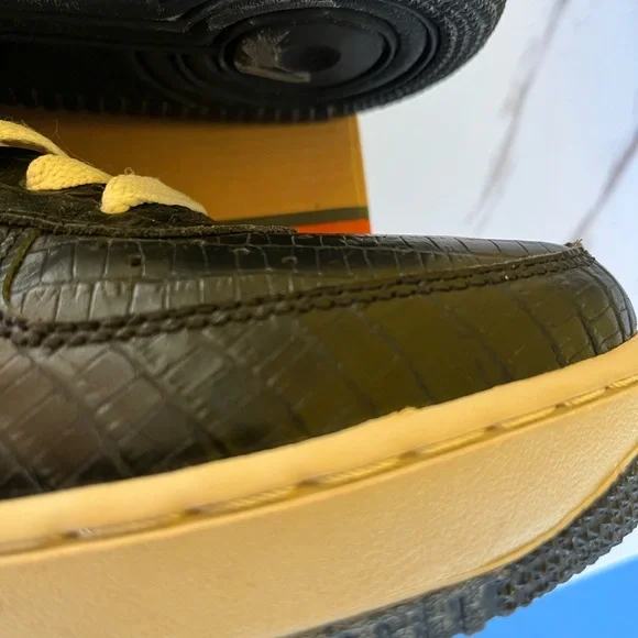 Classic Black Crocodile-Pattern Sneakers - Picture 16 of 16